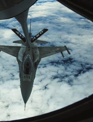 broj 561 / 21. rujna 2018. 33 Foto: Staff Sgt. Jonathan Snyder/USAF Miroslav Ferić (desno) Foto: Imperial War Museum via Wikiwand Foto: Igor SKENDEROVIĆ strateška odluka donesena 2002.