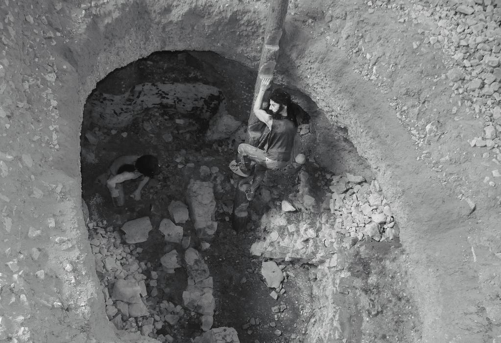 72 Malwina Kobylańska, Łukasz Gawor Fot. 1. Rekonstrukcja wyrobiska kopalni krzemienia pasiastego (typ kopalni niszowej) sprzed 5000 lat w Muzeum Archeologicznym Krzemionki Źródło: fot. M. Kobylańska