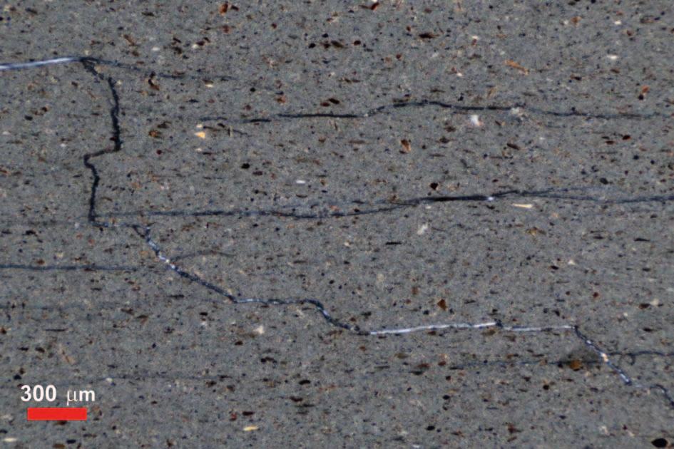 Ilościowy skład mineralny całej skały wyliczony został metodą Rietvelda przy pomocy programu komputerowego SIROUANT, o udokumentowanej przydatności do analizy składu skał zawierających również