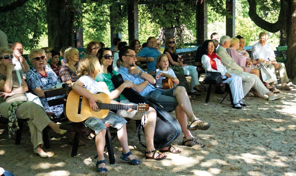 FOT.I.DŁUGA oraz Dziekan Wydziału Prawa i Administracji prof. dr hab. Roman Budzinowski. W nastrój relaksu wprowadził nas krótki koncert mogliśmy m.in. wy słu chać gi ta ro wych wpra wek naj młod szych adeptów gry na tym instrumencie, którzy prezentowali światowe szlagiery.