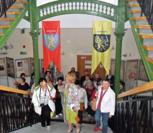 Po dro dze mie li śmy oka zję obej rzeć wnę trze bu dyn ku, przyj rzeć się in te re su ją cej kon struk cji daw nej klat ki scho - do wej.