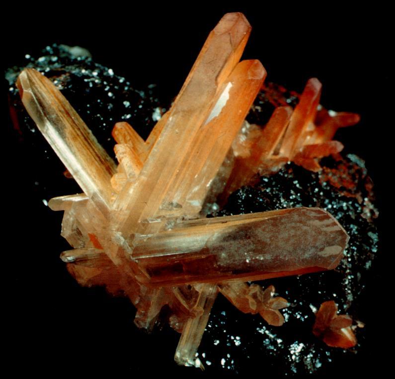 Formy występowania minerałów: Minerały występują w przyrodzie pojedynczo lub w zespołach, tworząc szczotki,
