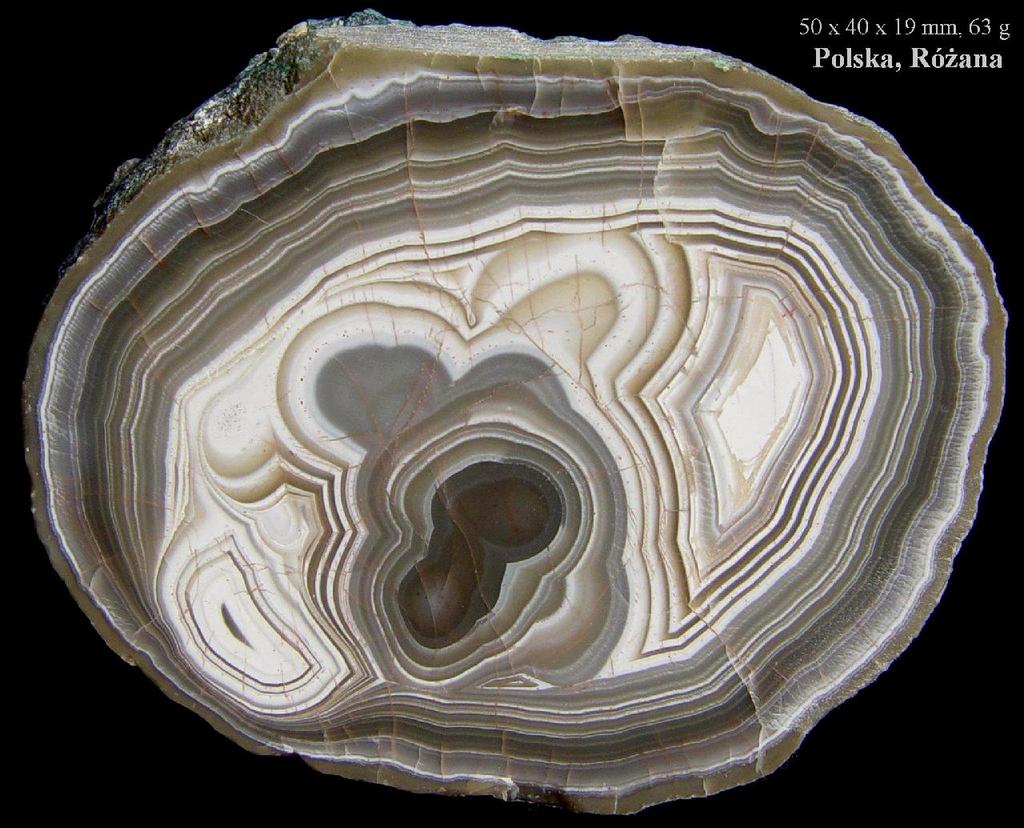 Agat to wstęgowa odmiana chalcedonu. Agaty powstają w geodach. Zbudowane są z wielu różnokolorowych, naprzemianległych warstw. Zróżnicowana jest też barwa agatów.