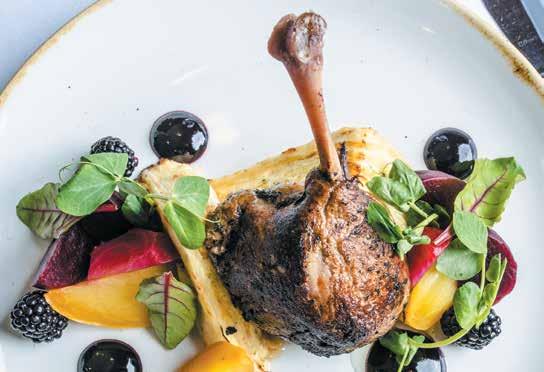 burakami, figą i sosem jeżynowym Confit duck s leg stuffed with smoked plum served with celery gratin with apple, caramelized beets, fig and blackberry sauce Gicz jagnięca (300 g/120 g/100 g) 54,-