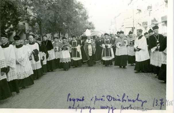 253 Zdjęcie 17 Rok 1956, 13 lipca. Kondukt pogrzebowy śp. ks.