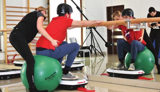 GUMY FITNESSOWE POWERBAND można zamocować do boków platformy wibracyjnej i za ich pomocą