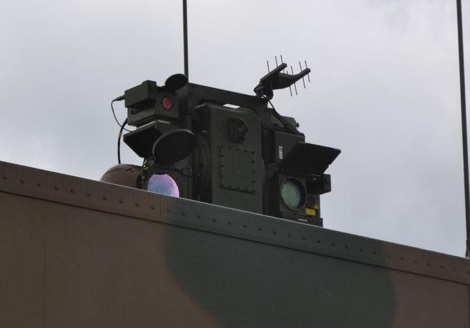 Antena interrogatora systemu IFF krótkiego zasięgu umieszczona nad głowicą optoelektroniczną systemu kierowania ogniem artyleryjskim fot. M.