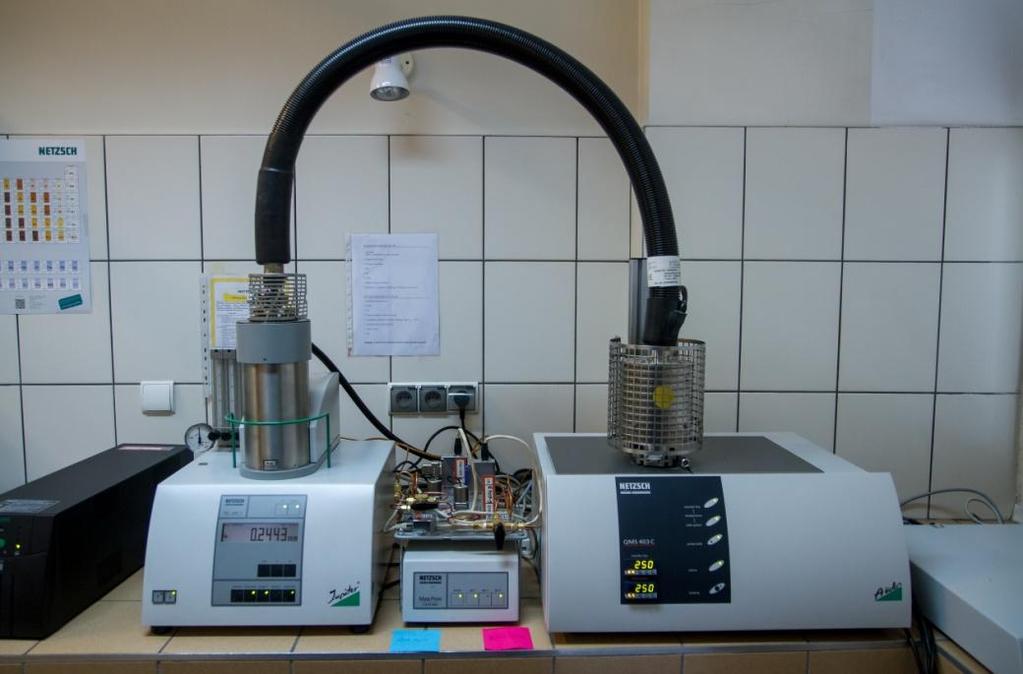 Rys. 4. Termowaga STA 449C (Netzsch) po lewej, sprzężona ze spektrometrem masowym QMS 403 Aëolos (Netzsch) po prawej; (Katedra Technologii Chemicznej, Wydział Chemiczny PW).