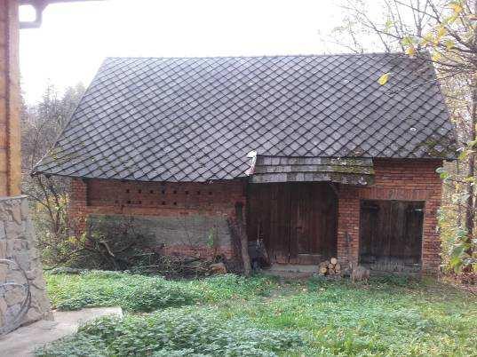 Zestawienie powierzchni: /na podstawie własnego pomiaru/ Przyziemie Powierzchnia /m2/ Poddasze Powierzchnia /m2/ salon 18,44 łazienka 7,69 kuchnia 12,48 studio 52,25 pokój 12,29 sypialnia 9,32 wc