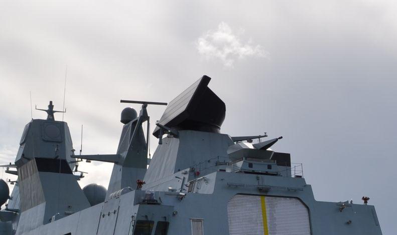 Radar trójwspółrzędny typu SMART-L ma zasięgu ponad 400 km, a więc większy niż radary na amerykańskich niszczycielach typu Arleigh Burke klast AEGIS fot. M.