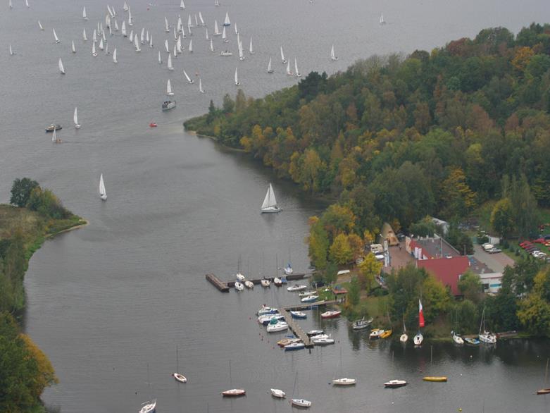 8,0 Sezonowa zmienność BZT5 (mg O 2 /l) - wartości średnie (lata 1999-2001,2006,2009,2012,2015 7,0 6,0 5,0 4,0 3,0 2,0 1,0 0,0 wiosna wczesne lato pełnia lata jesień W dolnej, jeziornej części