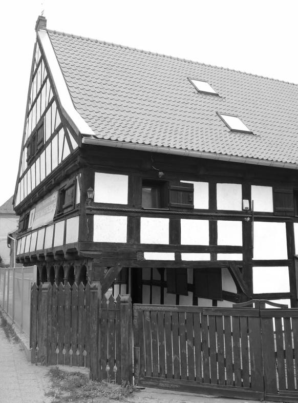 Rysunek 2. Dom podcieniowy w Gdańsku Lipcach, widoczny fragment ryzalitu ujęty w obliczeniach (fot. autor). Tabela 1. Zebranie obciążeń dla wypełnienia gliną na szkielecie z wikliny.