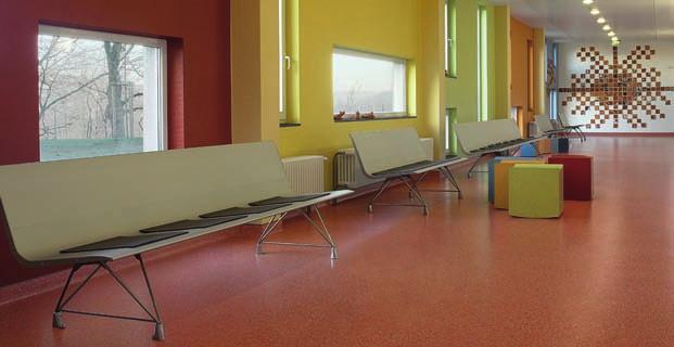 Wytrzymały materiał jest odporny na uszkodzenia powstające w wyniku przemieszczania się osób, używania ciężkich urządzeń i agresywnych środków czyszczących.