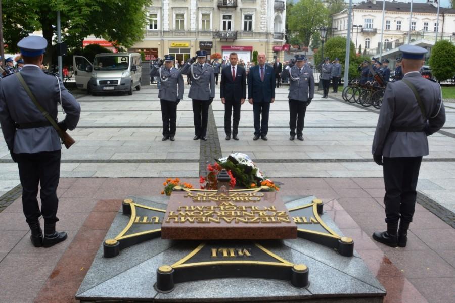 się policjanci i wziąć udział w licznych konkursach promujących bezpieczeństwo.