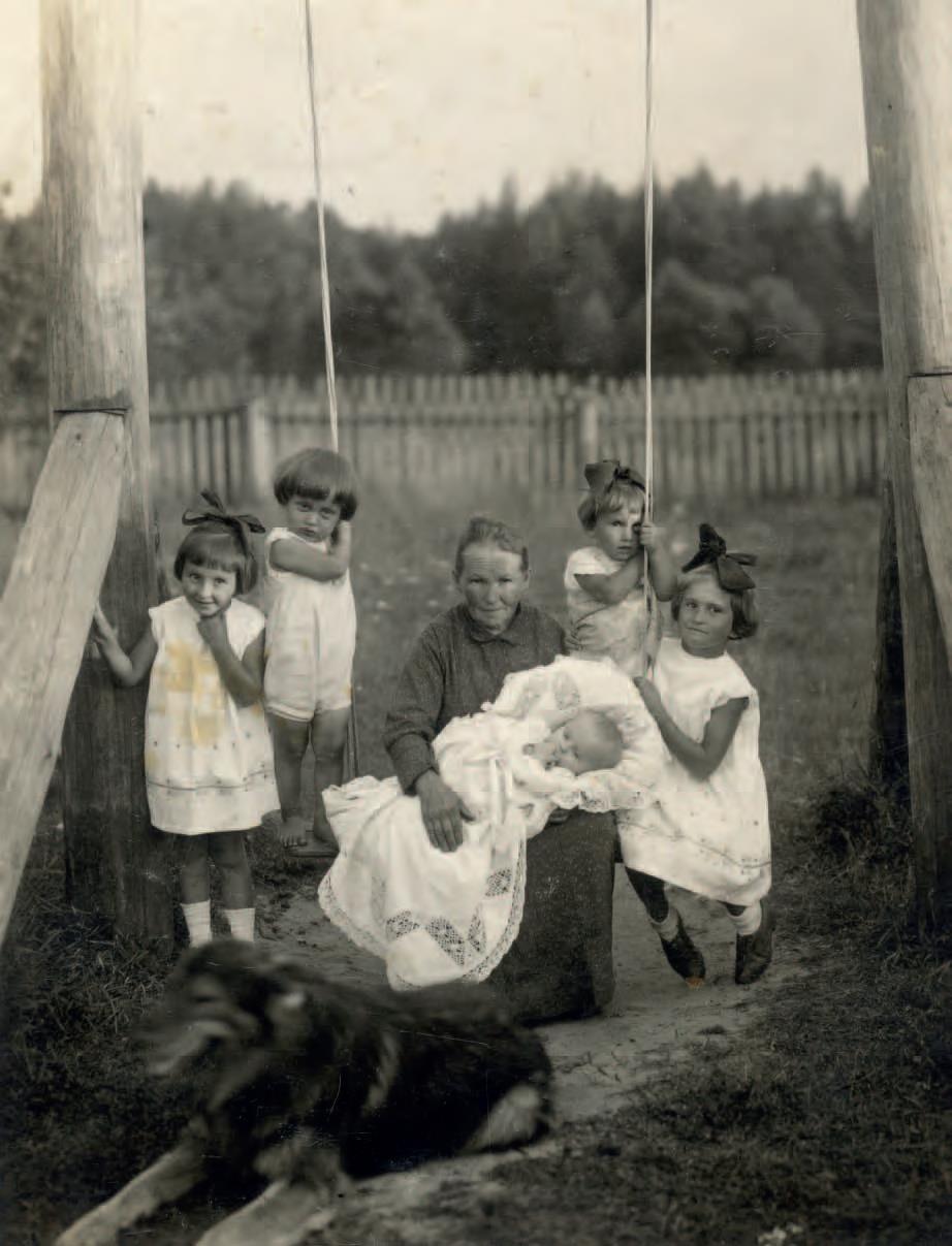 Siostry Siedzikówny z babcią Anielą i