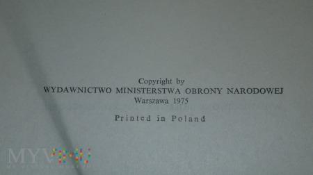 6 tablic wielobarwnych. 8 map ilustrujących ważniejsze bitwy, operacje, kampanie. Schematy.