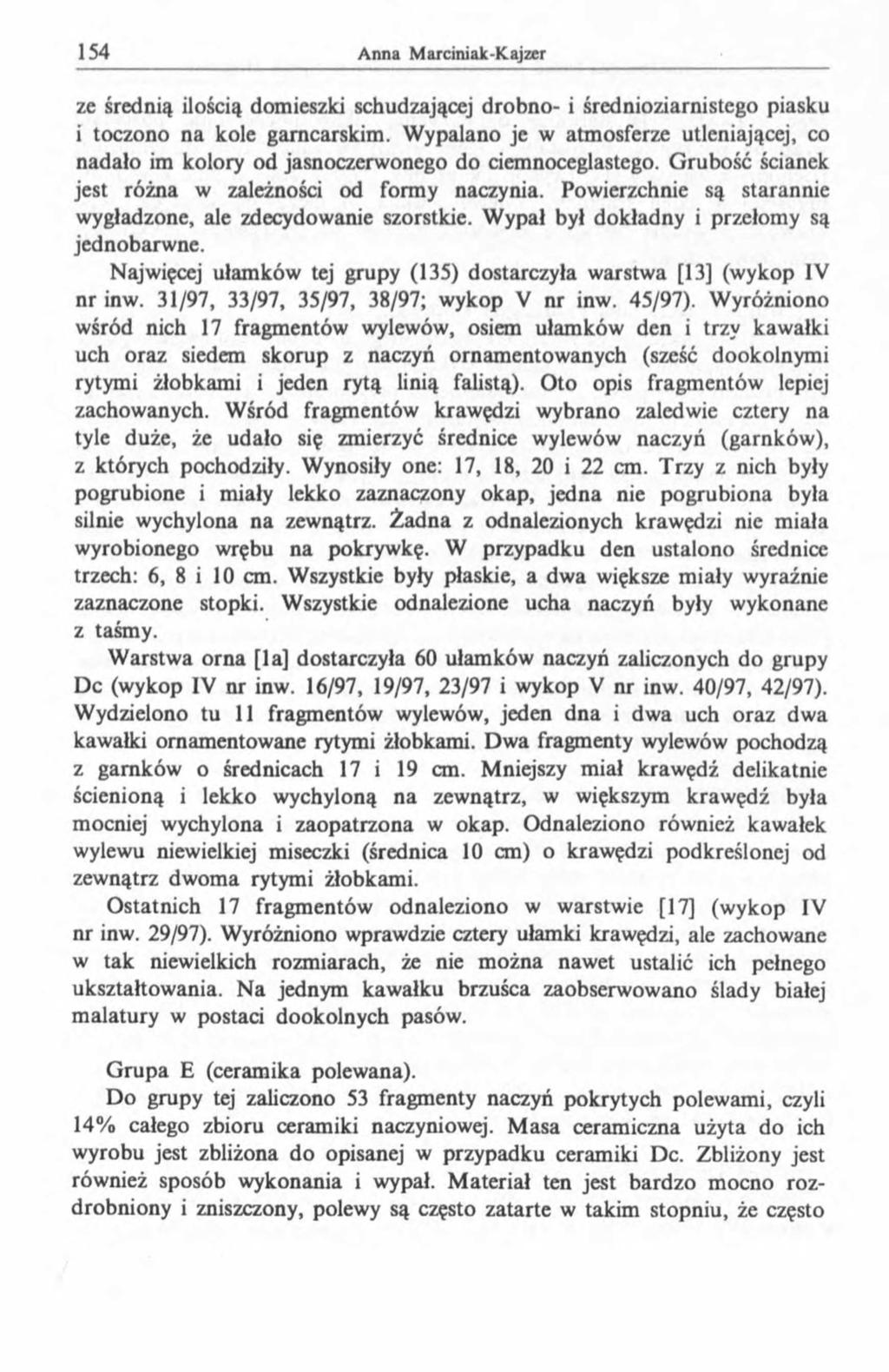 ze średnią ilością domieszki schudzającej drobno- i średnioziarnistego piasku i toczono na kole garncarskim.
