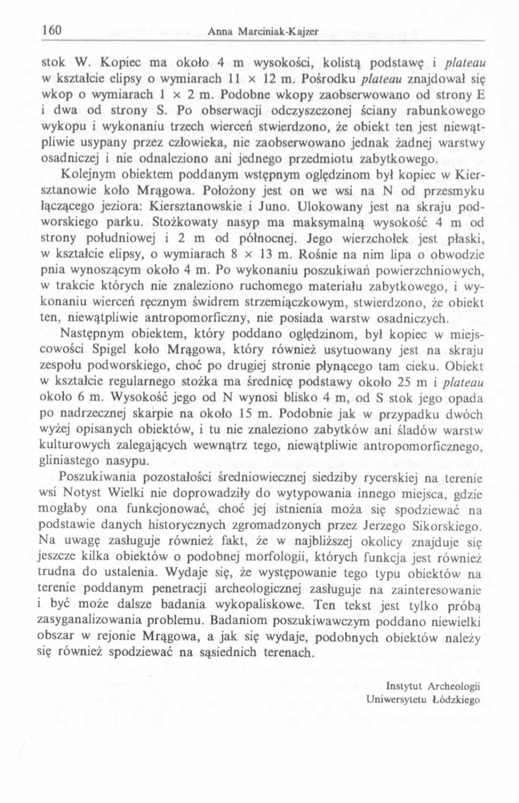 stok W. Kopiec ma około 4 m wysokości, kolistą podstawę i plateau w kształcie elipsy o wymiarach 11 x 12 m. Pośrodku plateau znajdował się wkop o wymiarach 1 x 2 m.