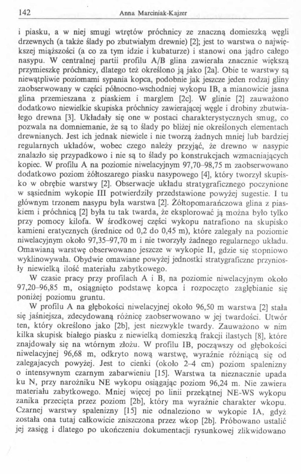 i piasku, a w niej smugi wtrętów próchnicy ze znaczną domieszką węgli drzewnych (a także ślady po zbutwiałym drewnie) [2]; jest to warstwa o największej miąższości (a co za tym idzie i kubaturze) i
