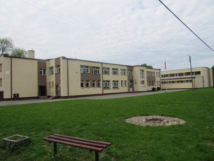 76 dzieci oraz w Trzemiętowie 68 dzieci. Natomiast do oddziałów gimnazjalnych w dwóch szkołach podstawowych uczęszcza łącznie - 150 uczniów, z tego w Sicienku - 68 i w Wojnowie - 82.