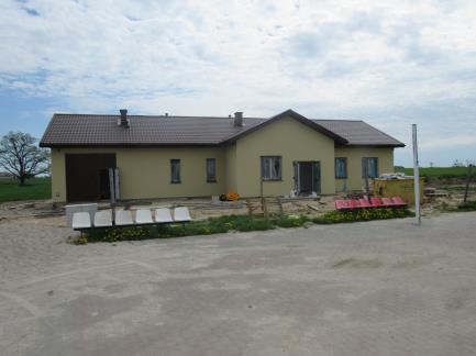 przebudowy świetlicy wiejskiej w Dąbrówce Nowej. Planowana na ten cel kwota wynosi 424.000,00 zł. W 2018 roku przewidywane jest również rozpoczęcie budowy świetlicy wiejskiej w Teresinie.