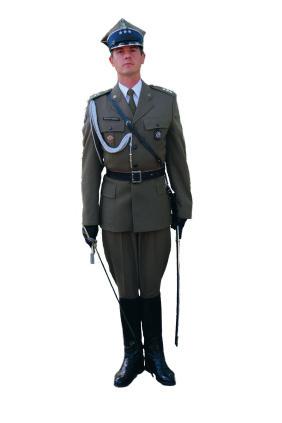 W postawie zasadniczej z szabl u nogi o nierz obejmuje ca d oni prawej r ki r koje szabli, kciukiem od strony uda.
