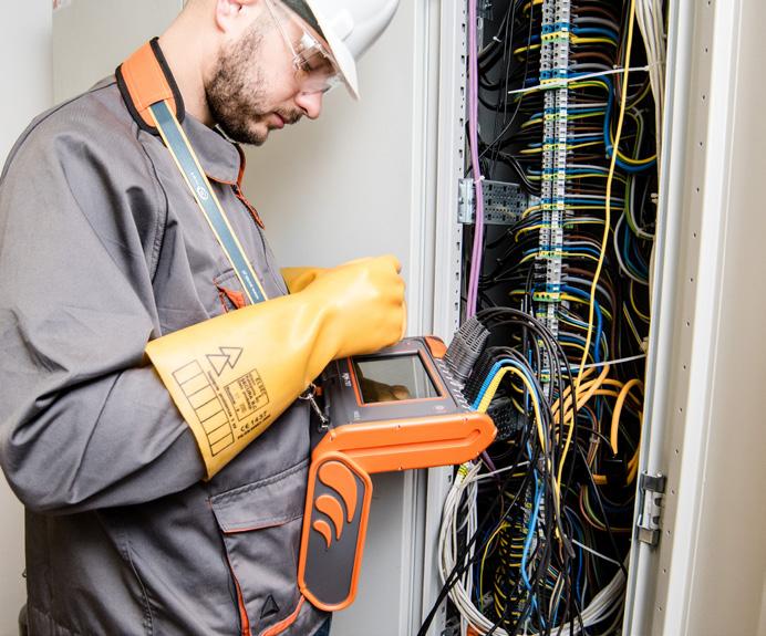 Możliwości pomiarowe Analizator jest niezależnym miernikiem, umożliwiającym wszechstronny pomiar, analizę oraz rejestrację parametrów w sieciach elektroenergetycznych (DC i 50/60 Hz.