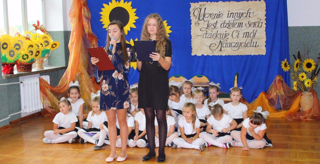 dla trudnej pracy naszych pedagogów Z tej okazji przygotowaliśmy pełną humoru akademię Zespół wokalny "1/3" śpiewał piosenki, grupa teatralna "Bajka" zaprezentowała kilka zabawnych scenek z życia