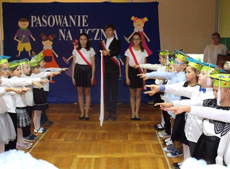 Pierwszaki we współpracy z uczniami kl II przedstawiły program artystyczny, który podkreślał najważniejsze