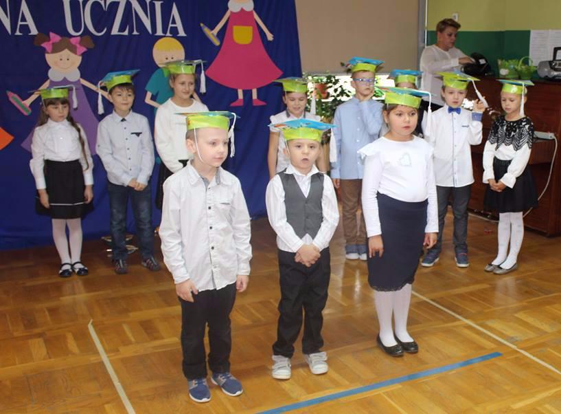 przebiegiem uroczystości czuwała uczennica kl III gimnazjum, Sandra Bowtruczuk W ceremonii udział wzięli