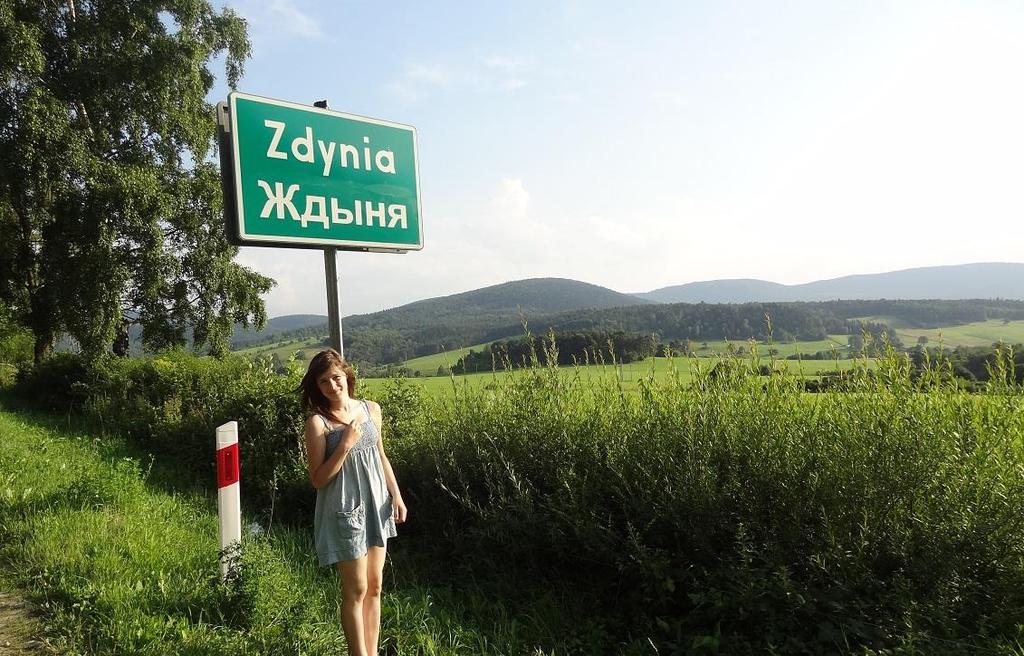Fot. 11: To samo miejsce dwa lata później, czyli w roku 2013. Tym razem już z dwujęzyczną polsko-łemkowską tablicą nazwy miejscowości. Dnia 17 listopada 2011 r.