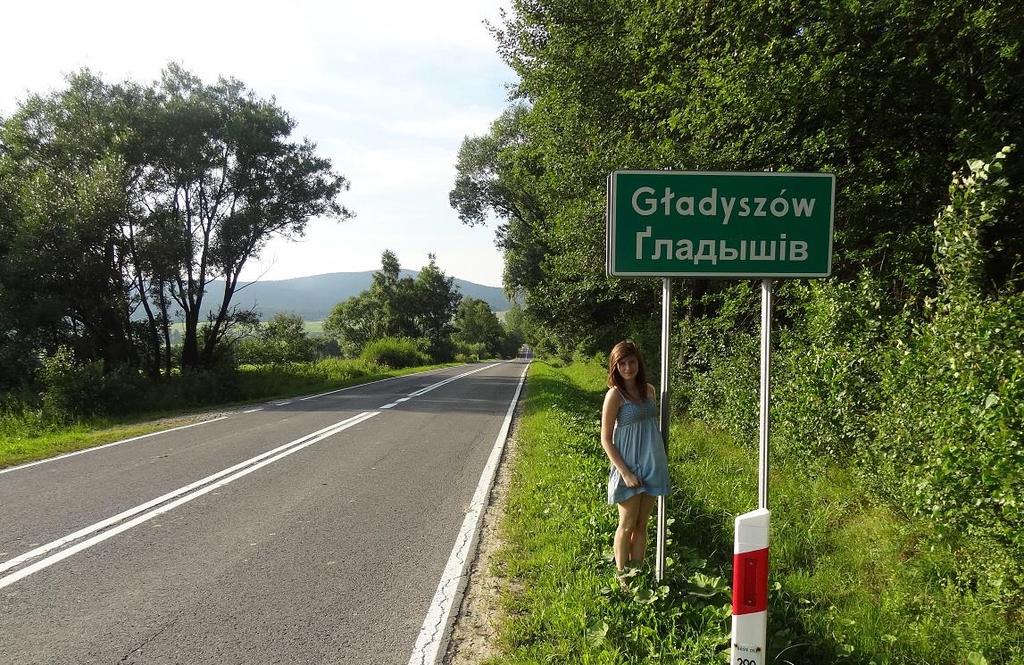 Fot. 12: Tablica miejscowości Gładyszów (łemk. transkrypcja.: Gładysziw), która sąsiaduje ze Zdynią. Nazwa wsi pochodzi od polskiego rodu rycerskiego o nazwisku Gładysz.