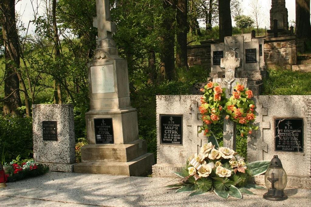 Fot. 15: Stary pomnik z inskrypcją pisaną starą dziwną ortografią. W transkrypcji brzmi on tak: Tut poczywajet Petro Spiak syn Anannia 1907 (pol. Tu spoczywa Petro [Piotr] Spiak syn Ananiasza, 1907).