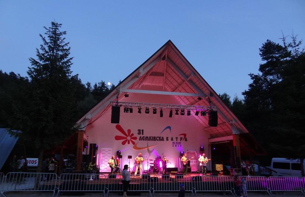 Fot. 19: Zdynia słynie z organizowanego co roku w lipcu festiwalu Łemkowska Watra. Powszechnie uważa się, że watra to wyraz prawdopodobnie wołoskiego pochodzenia. Oznacza on ognisko.