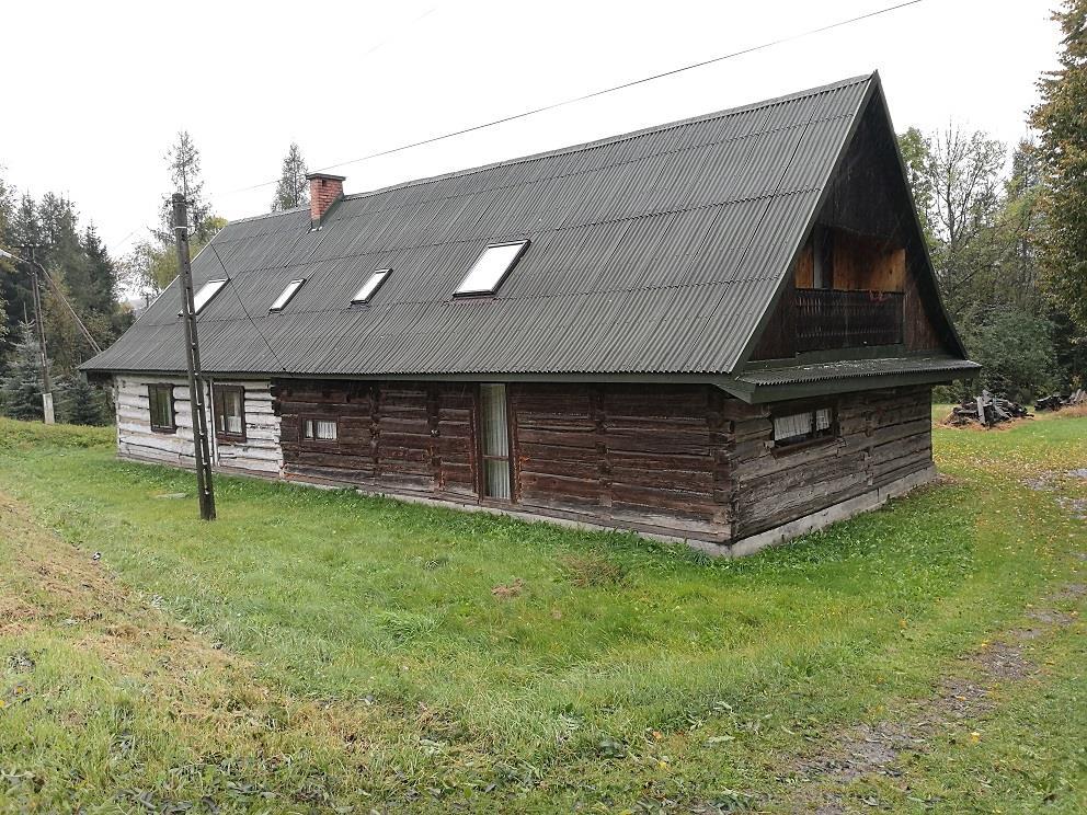 Fot. 21: Łemkowska chyża, czyli podłużny drewniany dom, w którym pod jednym dachem,