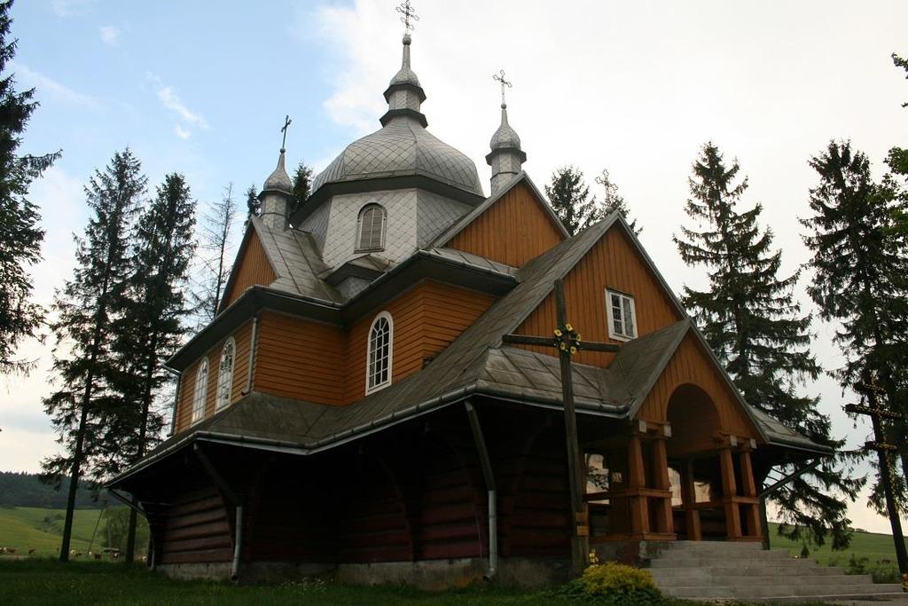Fot. 5: Osobliwy styl architektoniczny reprezentuje cerkiew Wniebowstąpienia Pańskiego w Gładyszowie.