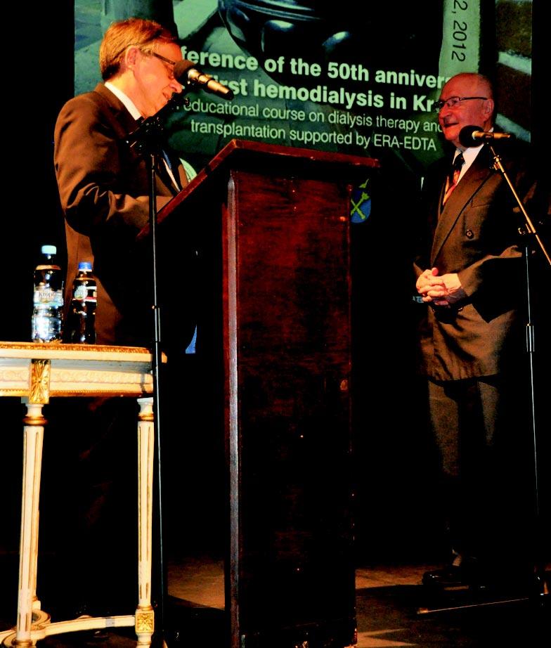 Rycina 7 Prof. Wojciech Nowak wrêcza medal Plus ratio quam vis prof. Zbylutowi Twardowskiemu. (fot. Jerzy Sawicz) Prof. Wojciech Nowak presenting the "Plus ratio quam vis" medal to prof.