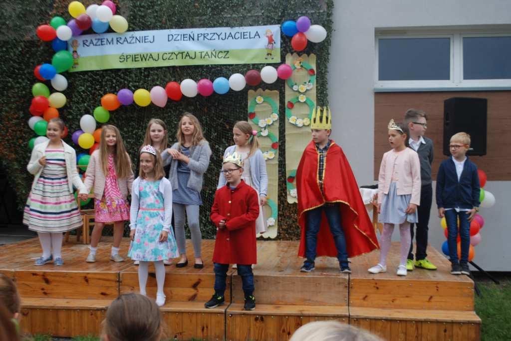Dawno, dawno temu, za siedmioma górami, za siedmioma lasami, żyła sobie pewna dziewczynka.