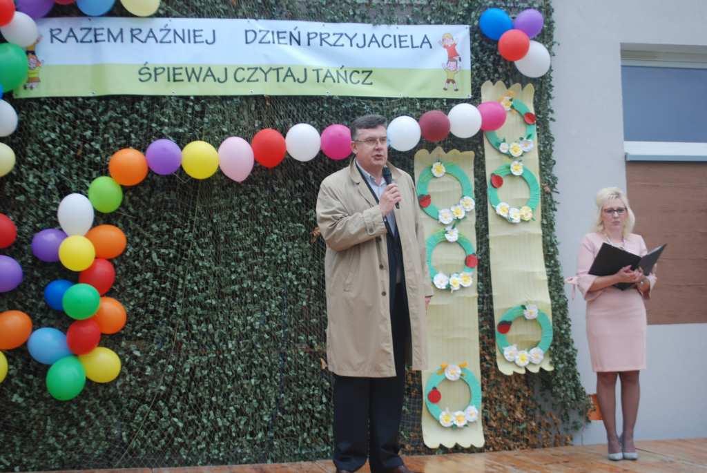 dla dzieci młodszych, jak również dla starszych uczniów. Na pikniku odbyło się rodzinne czytanie. Czytali pierwszoklasiści z rodzicami i dziadkami. Razem raźniej!