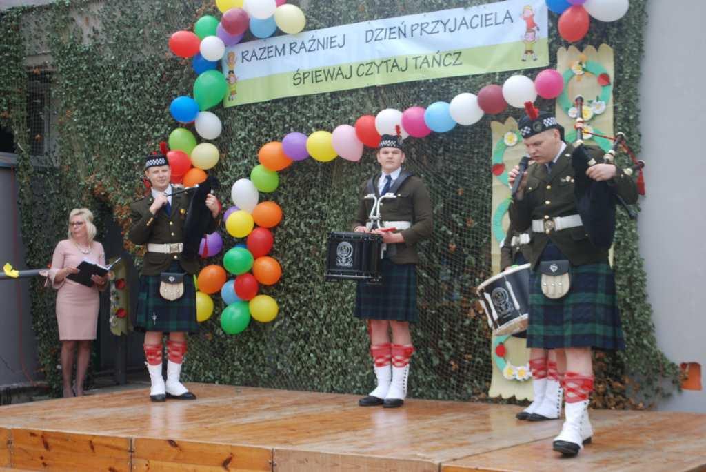 Niezwykłą ucztę muzyczną, zapewnił nam zespół Pipes&Drums. Jest to jedyna orkiestra wykonująca tradycyjną szkocką muzykę w Polsce na Wielkich Dudach Szkockich.