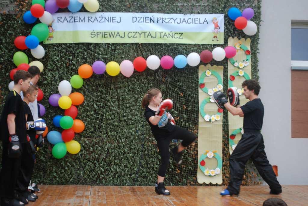 Pomaga osiągnąć równowagę i swobodę, odpręża i rozluźnia. Może być sposobem na uwolnienie emocji.