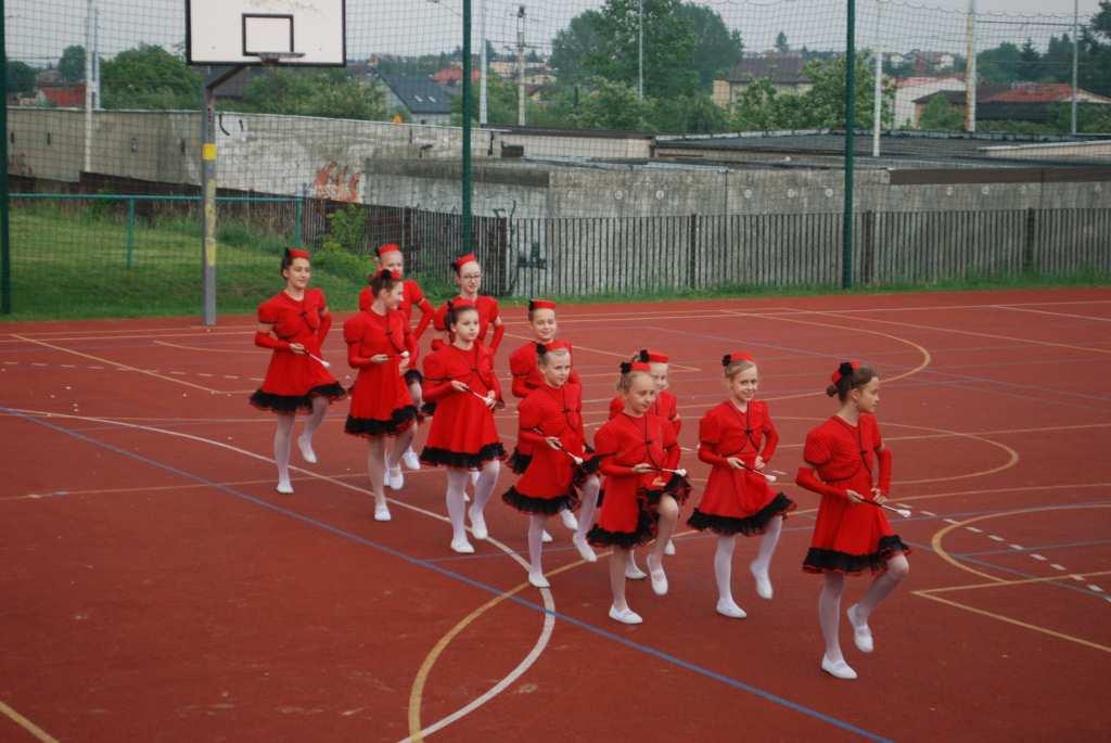 Mażoretki zaprezentowały choreograficzne układy taneczno-marszowe do muzyki orkiestr dętych żonglując i podrzucając
