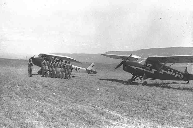 Użycie Samolotów RWD przez lotnictwo Izraela 17 grudnia 1947 roku, w czasie oblężenia przez Arabów miejscowości Nevatim, załoga samolotu Izraelskich Sił Powietrznych (IAF), przy podejściu do