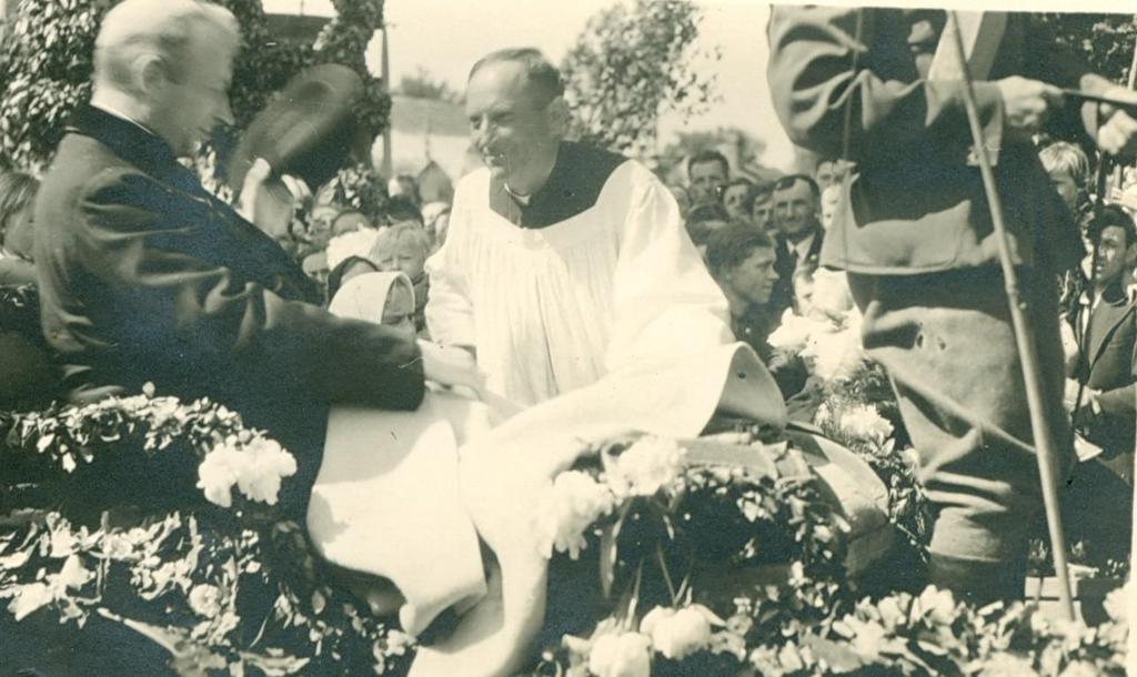 16 Historia Grabowca, zdjęcia z roku: 1947 Zdjęcie 27 Rok 1947, 20 kwietnia. Wizytacja parafii Grabowiec przez biskupa Stefana Wyszyńskiego.