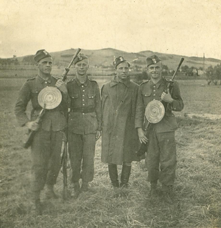 21 Zdjęcie 36 Rok 1947, 3 września. Jelenia Góra. Grupa żołnierzy. Od lewej kapral Miodoski, st.