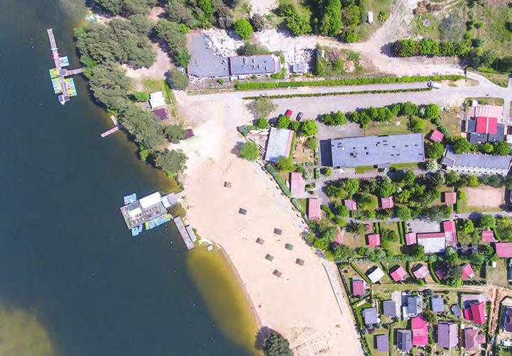 Bezpośredni dostęp do piaszczystej, dobrze zagospodarowanej plaży, własna przystań i rozległe tereny zielone to raj dla uprawiających turystykę wodną, pieszą i