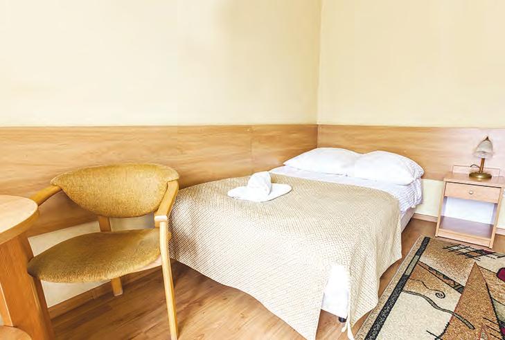 POKOJE Ośrodek Rewita w Kościelisku posiada 390 miejsc noclegowych w pokojach 2, 3 osobowych a także apartamenty 2,4 osobowe.