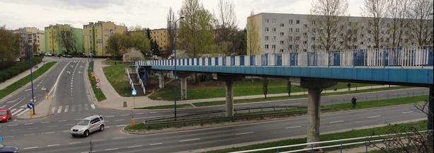Widok kładki stalowej (fot. M. Kowalik) 1.4 Kładka prefabrykowana, sprężona(k4) Kładka pięcioprzęsłowa z prefabrykowanych, strunobetonowych belek typu Płońsk zespolona jest płytą żelbetową.