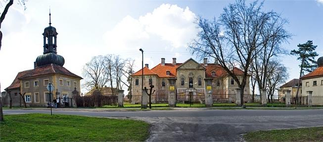 południowej umieszczono trójkątny tympanon wypełniony dekoracją z kartuszami i panopliami. Na osi znajdują się również schody wejściowe.