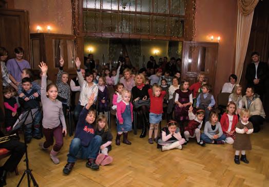 oraz jego asystentem Tomaszem Stadnikiem, a także Wojtkiem Barysem, pracownikiem technicznym Izby. Dla milusińskich przygotowano wiele konkursów.